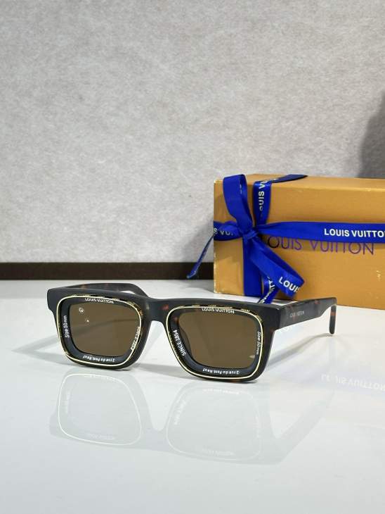 Picture of Louis Vuitton Sunglasses _SKUfw77797353fw